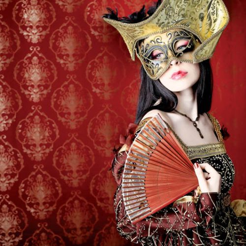 Kobieta w średniowiecznym stroju i karnawałowej masce. Fot. Shutterstock.com