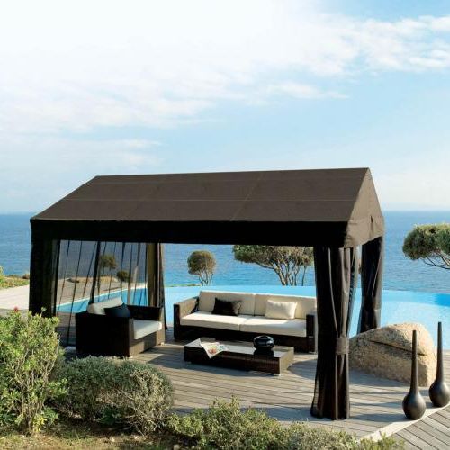 Kolekcja Belmont: trzyosobowa sofa - od 10 400 zł, fotel - od 5100 zł, stolik - od 2990 zł. WILLOW HOUSE