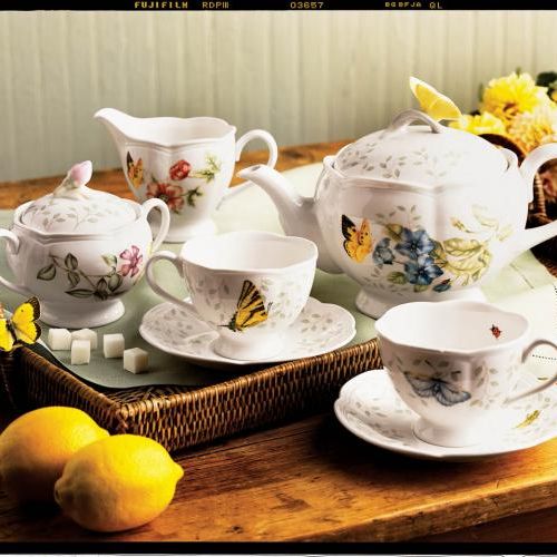Kolekcja Butterfly firmy Lenox: dzbanek do herbaty - 300 zł, filiżanka - 70 zł, cukiernica - 125 zł. ROSENTHAL