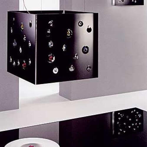 Kolekcja Class to połączenie kryształów Swarovskiego z nowoczesną formą ze szkła. Żyrandol kosztuje 12 000 zł. INHOUSE