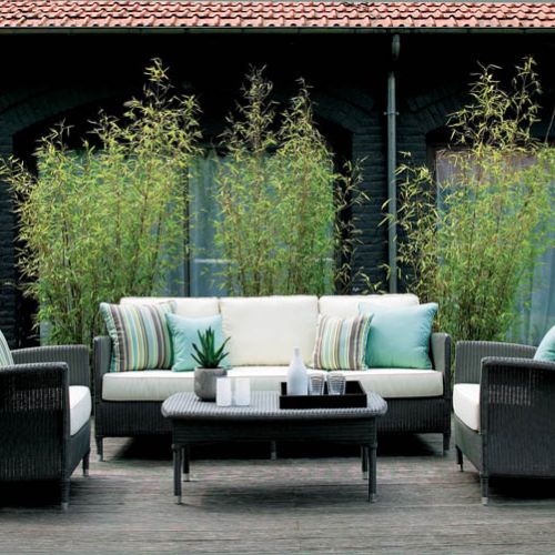 Kolekcja Deauville - meble zrobiono z włókna loom. Za sofę zapłacimy 9652 zł, cena fotela - 4472 zł, stolika