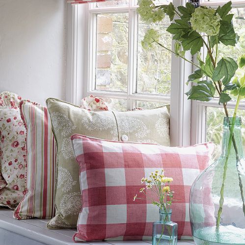 Kolekcja Genevieve, roleta i poducha Old Rose, kolejne: Harriet Sage, Belle Old Rose, Maude Old Rose – bawełna drukowana,