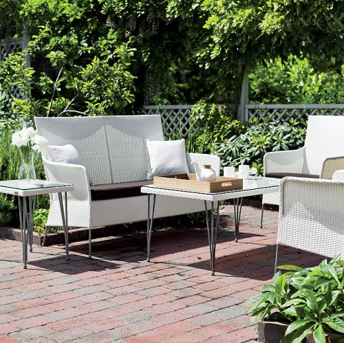 Kolekcja Orion cała w bieli. Ceny: sofa, 3978 zł fotel, 1950 zł stolik, 1871 zł, Decolor Home Garden