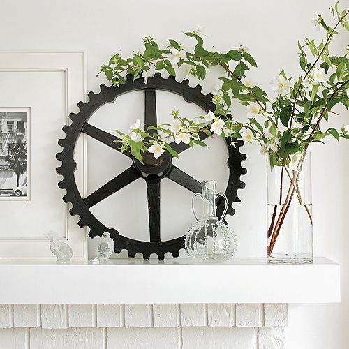 Koło zębate - dekoracja na kominku. Dom nad jeziorem Hamilton