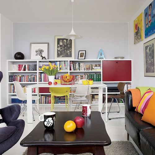 Kolor na tle białych ścian. Kolorowe mieszkanie