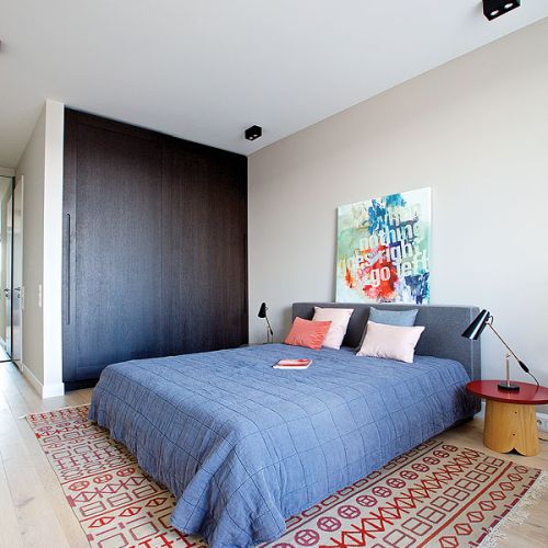 Sypialnia z miejscem do pracy.