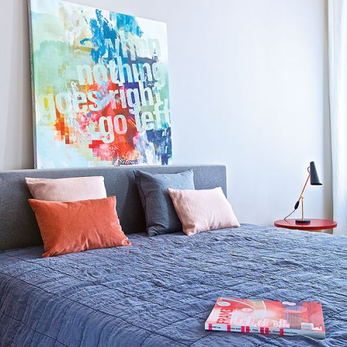 Sypialnia urządzona minimalistycznie.