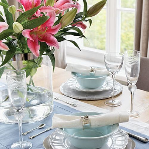 Kolorowe dekoracje na stole. Zabawa z kolorami