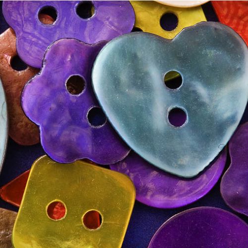 Kolorowe guziki w kształcie serc i kwiatków, fot. Shutterstock.com