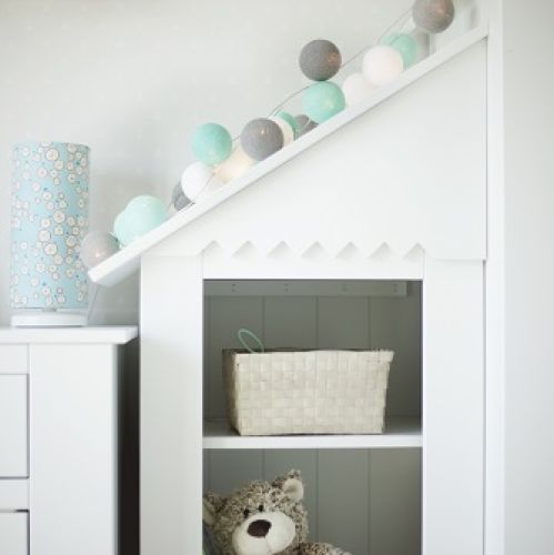 Pastelowe dodatki ocieplą chłodny styl skandynawski w pokoju dziecka.