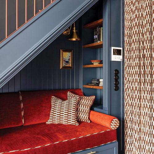 przytulny kącik wypoczynkowy pod schodami