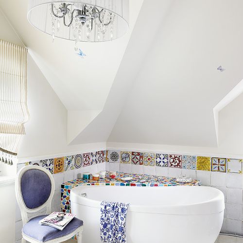 Kolorowe płytki przyjechały z Włoch. Wanna umywalka i baterie - z firmy Ponsi. Postarzone krzesło (podobne stoją w jadalni)