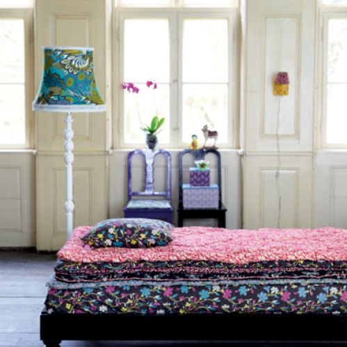 Kolorowe tkaniny rozweselają wnętrze. Aranżacja SCANDI DECOR.