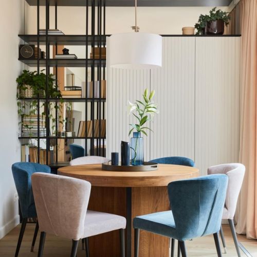 kolorowe krzesła w jadalni