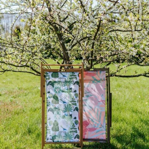 kolorowe leżaki ogrodowe