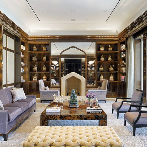 Kominek, boazeria i dywan - wszytko nawiązuje do art deco.