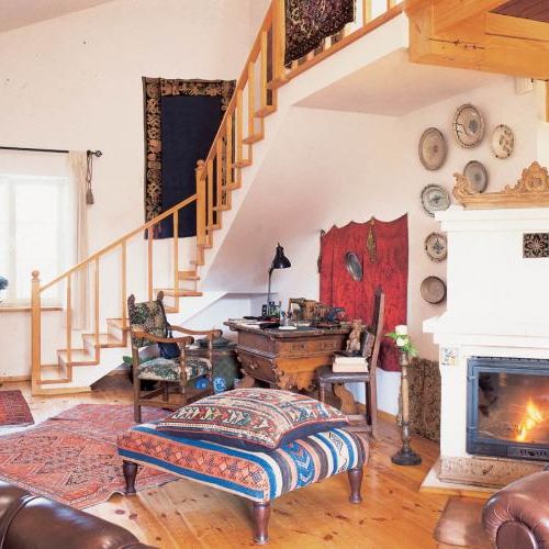 Kominek Bożena zaprojektowała sama. Wieńczy go oryginalny gzyms odzyskany ze starego pieca.