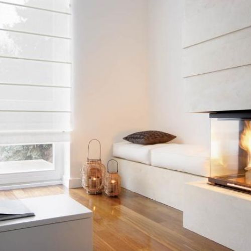 Kominek dodaje wnętrzu charakteru. Minimalizm z odrobiną ciepła