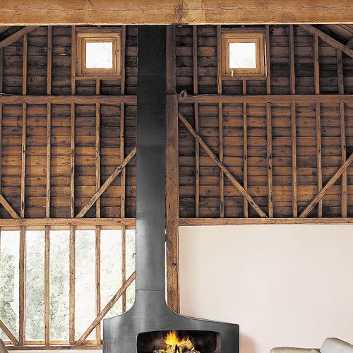 Kominek Heterofocus zrobiony z surowej woskowanej stali. Opalany drewnem, ale może być wyposażony w palnik