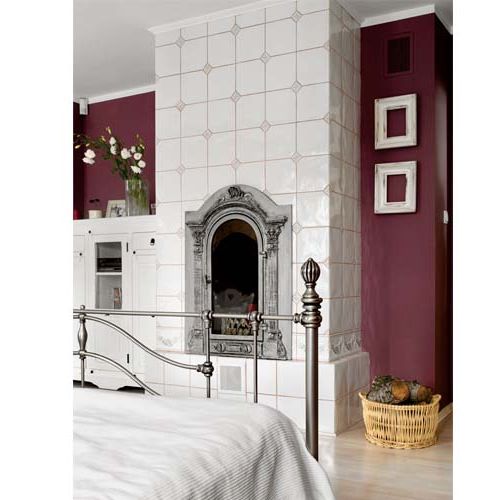 Kominek, który wygląda jak kaflowy piec.