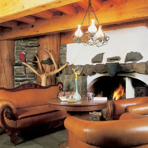 Kominek na parterze jest dwustronny. Ogień można więc oglądać i z kuchni, i z salonu.