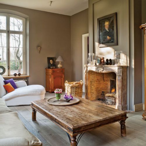 Kominek w salonie: miejsce relaksu. Nowa rezydencja w starym stylu