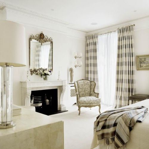 Kominek w sypialni. W bieli i lustrach