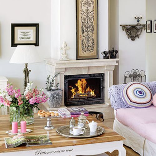 Kominek z hinduskimi dekoracjami. Francuska lekkość i angielskie ciepło