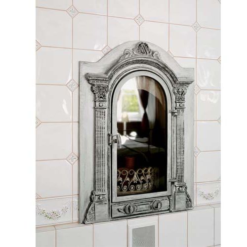 Kominek z przeszklonymi drzwiczkami.