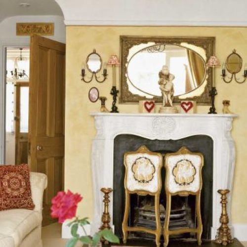 Kominek zbudowany w latach trzydziestych zasłonięty jest ręcznie malowanym parawanem.