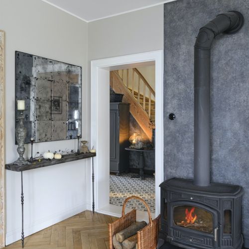 kominek w domu w stylu loftowym