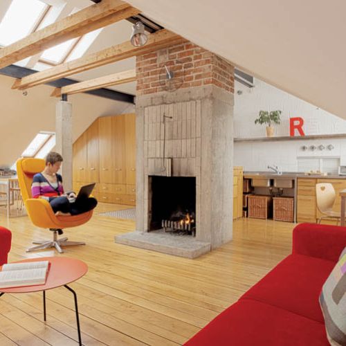 Komink z betonu i cegły. Poddasze z dodatkiem czerwieni