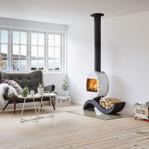 SCAN, stalowy piec z półką na drewno, może być też na prostokątnej podstawie lub wiszący na ścianie.