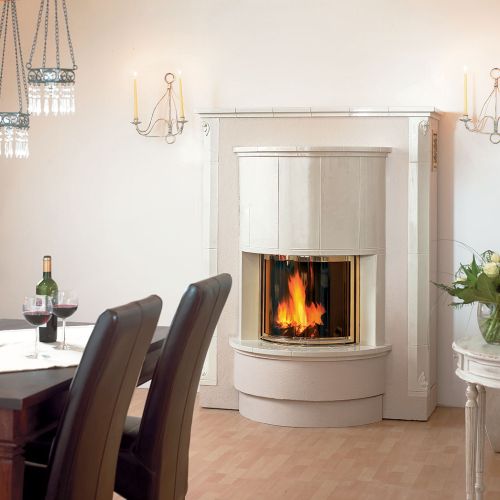 GL32, przyścienny kominek ozdobiony kremowymi kaflami, KAUFMANN.