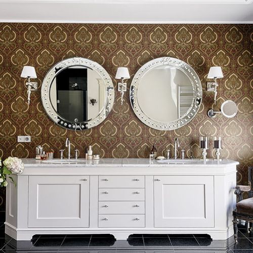 Komoda z blatem z kararyjskiego marmuru.