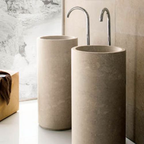 Konglomerat z naturalnym kamieniem Sinai, umywalki Minimal. Średnica 45 cm, wysokość 85 cm. NEUTRA