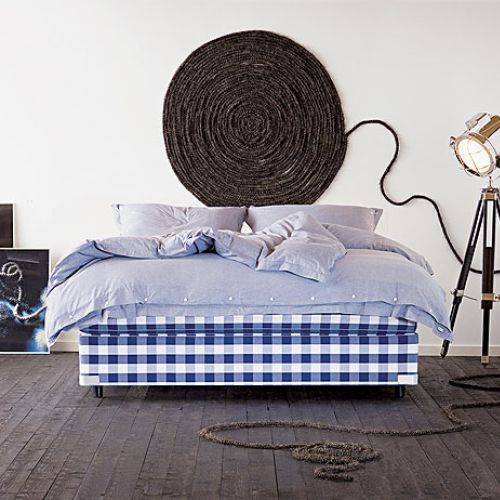 Końskie włosie, wełna, bawełna, len. W konstrukcji użyto aż trzech systemów sprężyn, a całość oparta na mocnej ramie z