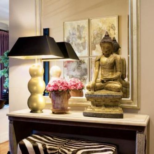 Konsola, a nad nią lustro. Apartament pełen smaków