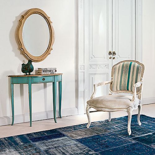 Konsola w kolorze polinezyjskiego turkusu i owalne lustro zrobione są z orzecha. TONIN CASA