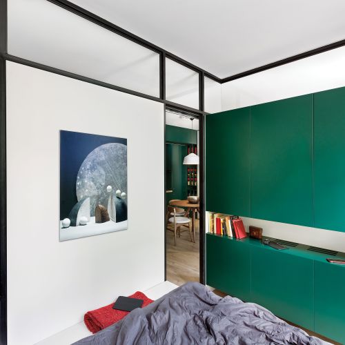 Kontrastowa sypialnia: trochę ciemna, trochę jasna, bo kontrast powiększa i wybija z rutyny.