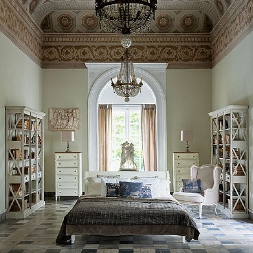 Kosztuje 5650 zł, biblioteka gustawiańska – 9650 zł, komoda – 3760 zł. Meble można zamówić pod wymiar.