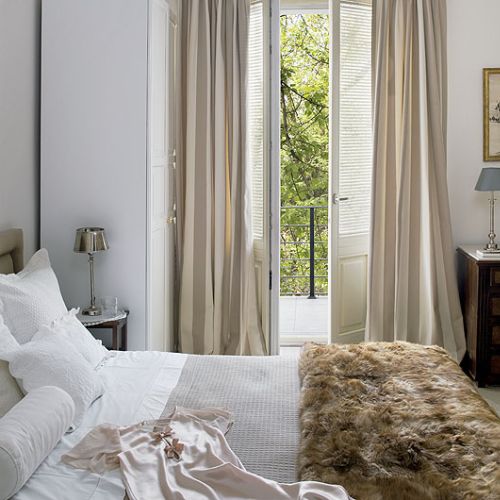 Kotary sypialni zostały uszyte z tkaniny hiszpańskiej firmy Ka International, zagłówek udający zamsz jest ze