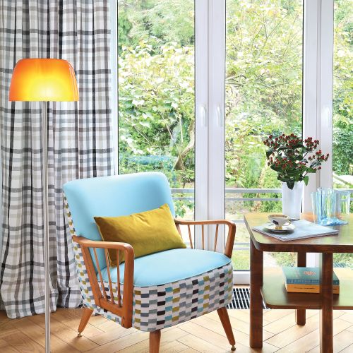 Kraciaste zasłony (Designers Guild) i fotel to pomysł Justyny, na stole wazony Alvara Aalto - Savoy Vase.