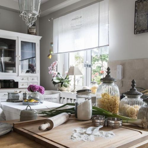 Kredens w sam raz do kuchni urządzonej w stylu prowansalskim.