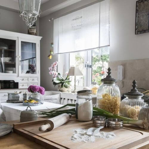 Kredens w sam raz do kuchni urządzonej w stylu prowansalskim.