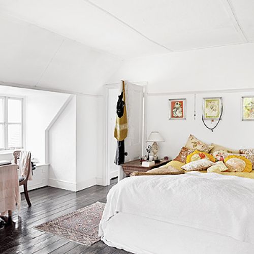 Kristine lubi perskie dywany i dywaniki. Jeden z nich położyła na podłodze w sypialni. Jedwabne francuskie poduszki kupiła na