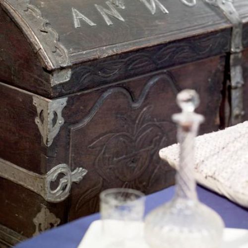 Kryształowa karafka. Przedwojenna willa z pamiątkami