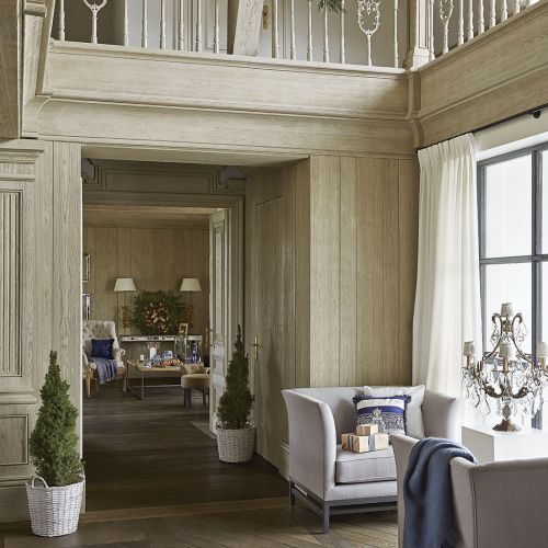 Kryształowe kandelabry, świece i latarenki - tak oświetla się wnętrza dworu.