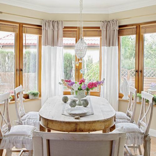 Kryształowe lampy z Secondi Decor nawiązują kształtem do elementów dekoracyjnych w salonie.