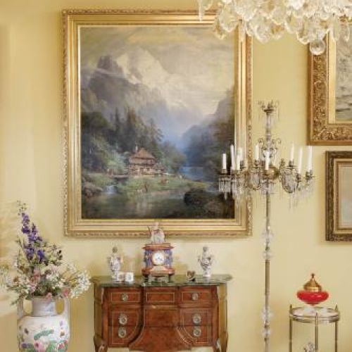 Kryształowy świecznik. Rokokowy apartament